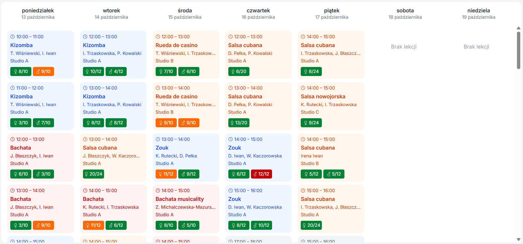 Widok listy tygodniowej z wieloma salami i zajęciami o różnych porach