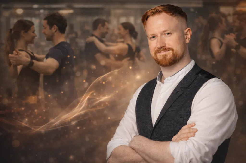 Uśmiechnięty Jakub Nowak na tle trenujących kursantów